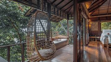 Chambre Double Standard, 1 trÚs grand lit, balcon, vue partielle sur l'océan | Vue de la chambre