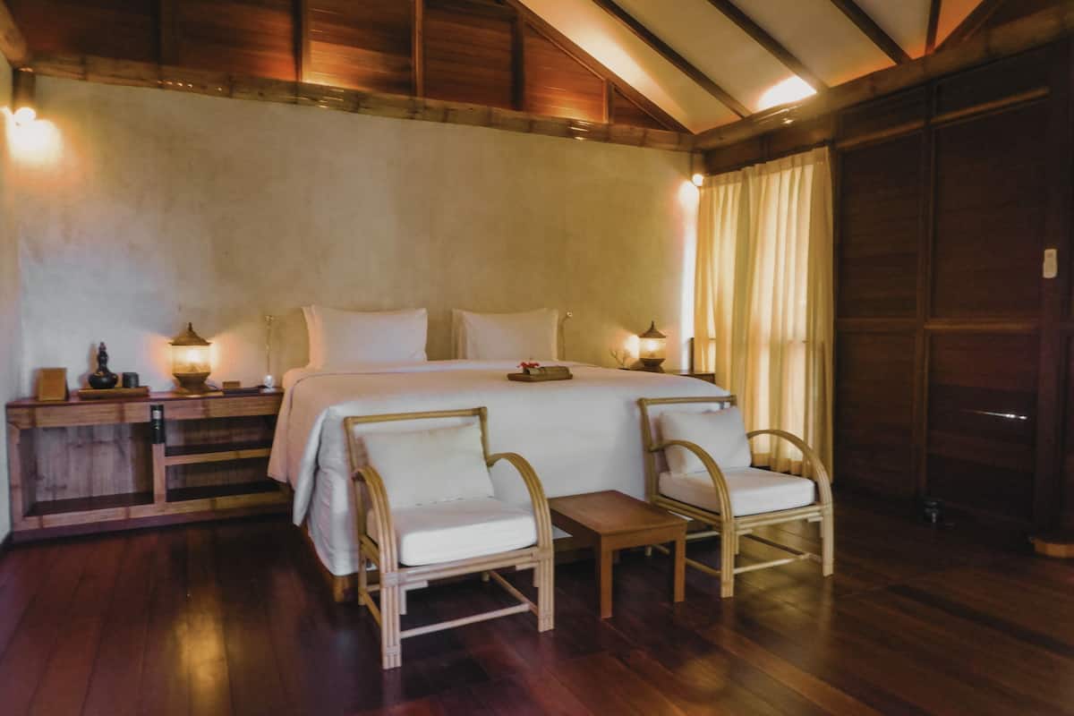 Standard Double Room, 1 King Bed, Balcony | 1 bedroom, minibar, individually decorated, individually furnished