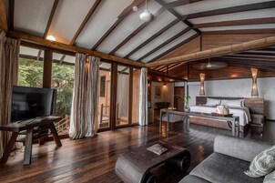 Minibar, decoración personalizada, muebles diferentes y ropa de cama 