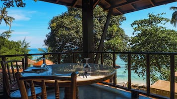 3 restaurants, breakfast, lunch, dinner served; Asian cuisine