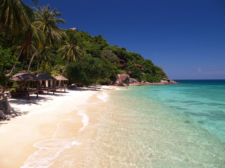 Playa privada, arena blanca, camas de playa gratis