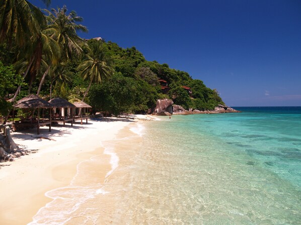 Plage privée, sable blanc, cabines gratuites, chaises longues