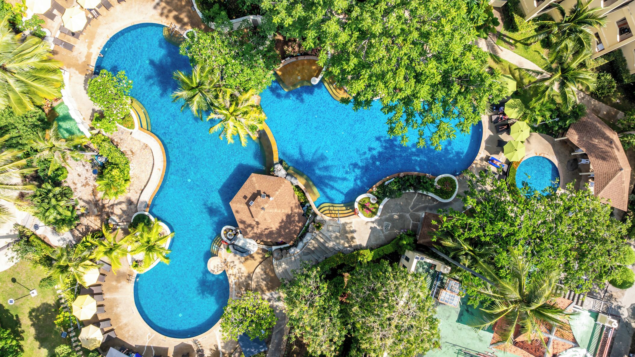 3 piscines extérieures, parasols de plage, chaises longues