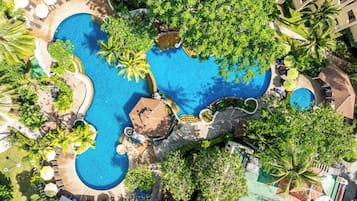 3 piscines extérieures, parasols de plage, chaises longues