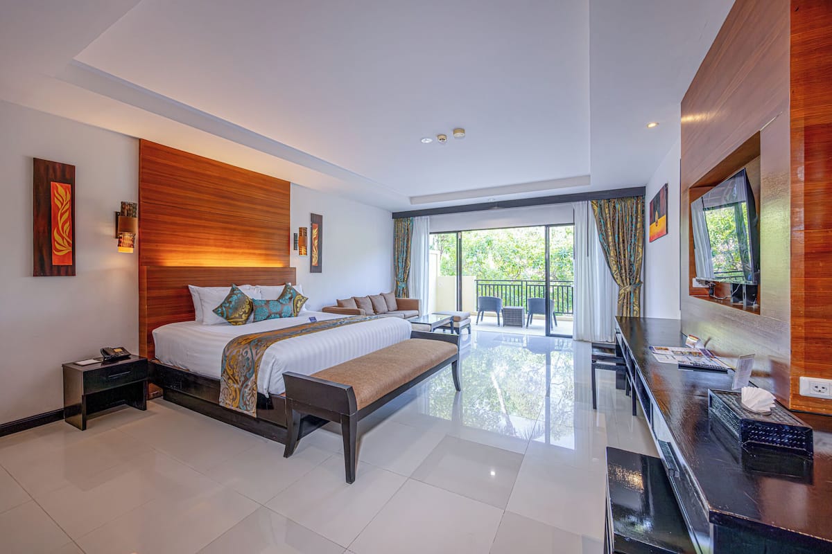 ميني بار وخزنة داخل الغرفة ومكتب وستائر تعتيم