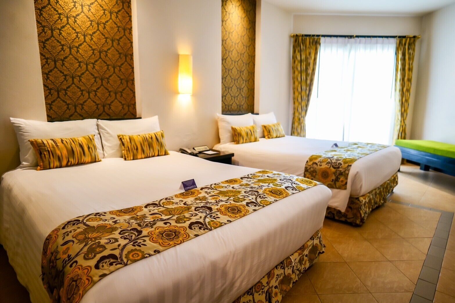 Minibar, värdeförvaringsskåp på rummet och skrivbord