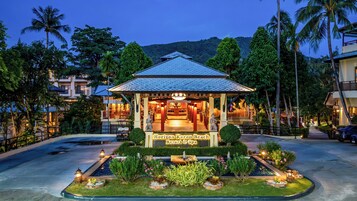 Fachada de la propiedad por la tarde o noche