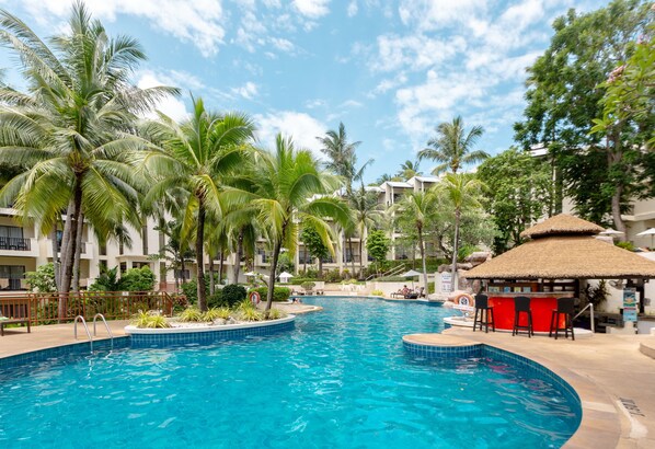 3 outdoor pools, pool umbrellas, pool loungers