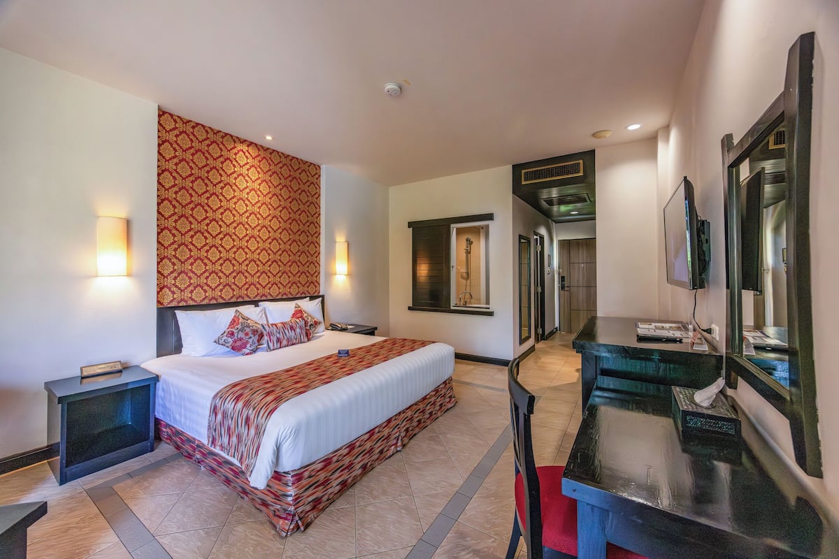 ميني بار وخزنة داخل الغرفة ومكتب وستائر تعتيم