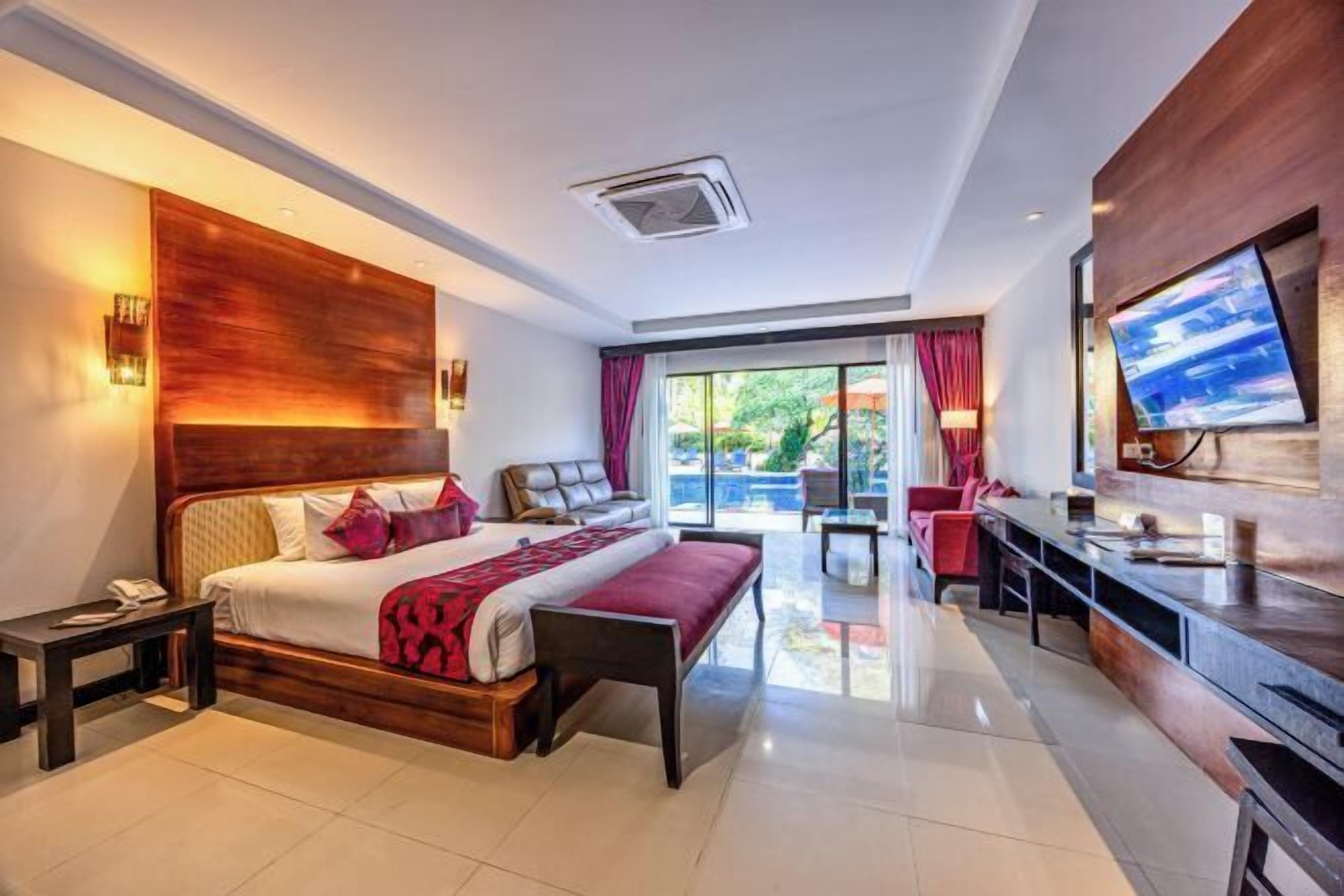 ميني بار وخزنة داخل الغرفة ومكتب وستائر تعتيم