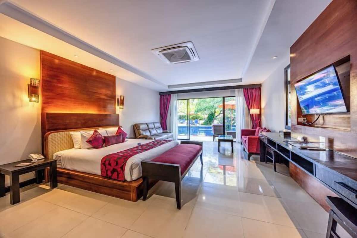 ميني بار وخزنة داخل الغرفة ومكتب وستائر تعتيم