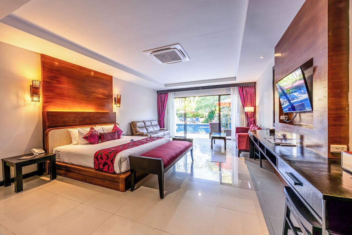 ميني بار وخزنة داخل الغرفة ومكتب وستائر تعتيم