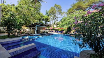 3 piscines extérieures, parasols de plage, chaises longues