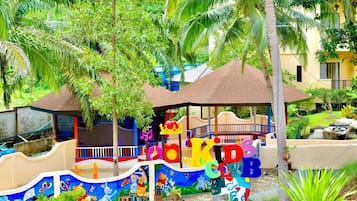 Área de juegos infantiles al aire libre