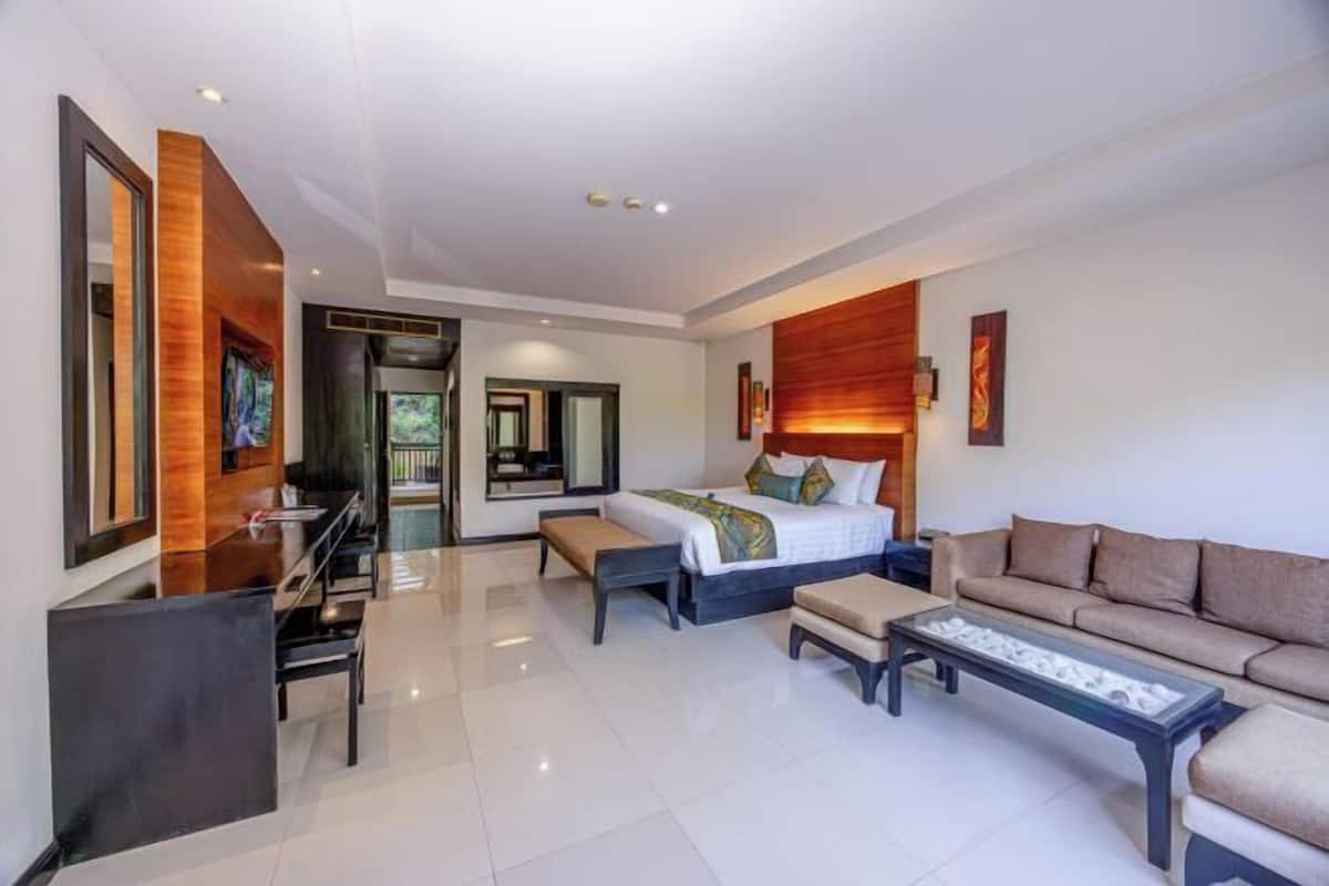 ميني بار وخزنة داخل الغرفة ومكتب وستائر تعتيم