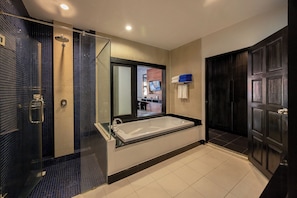 Grand Deluxe Pool Access | Salle de bain | Articles de toilette (gratuits), séchoir à cheveux, serviettes fournies