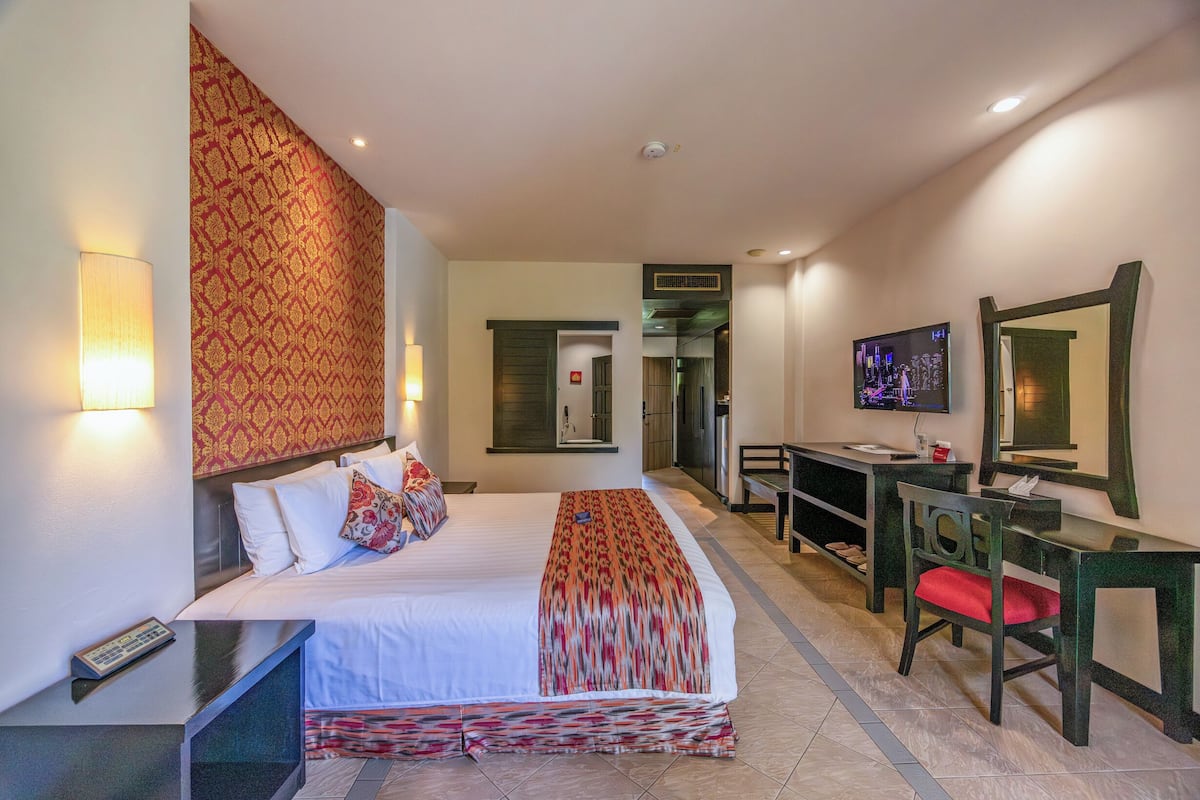 ميني بار وخزنة داخل الغرفة ومكتب وستائر تعتيم