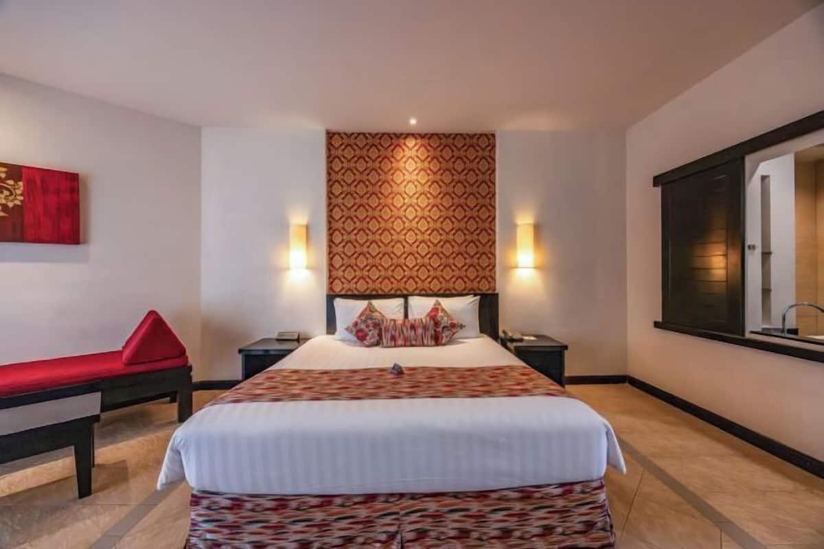 ميني بار وخزنة داخل الغرفة ومكتب وستائر تعتيم