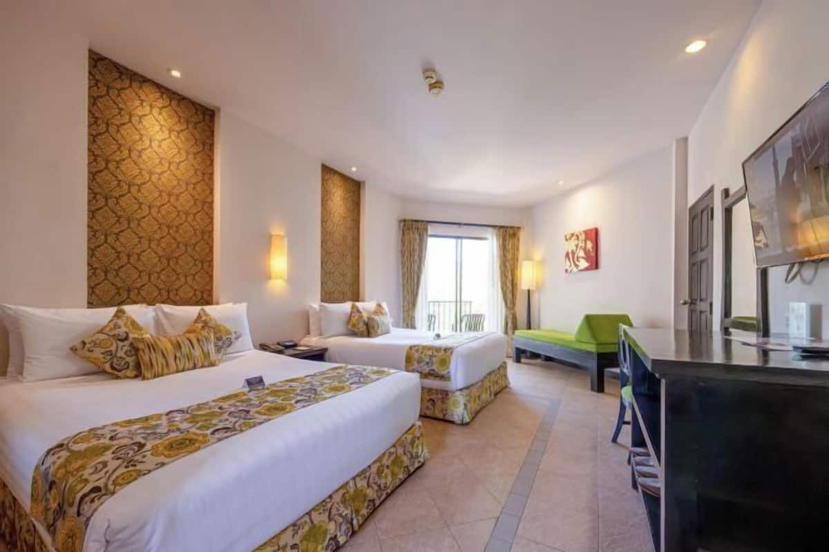 ميني بار وخزنة داخل الغرفة ومكتب وستائر تعتيم