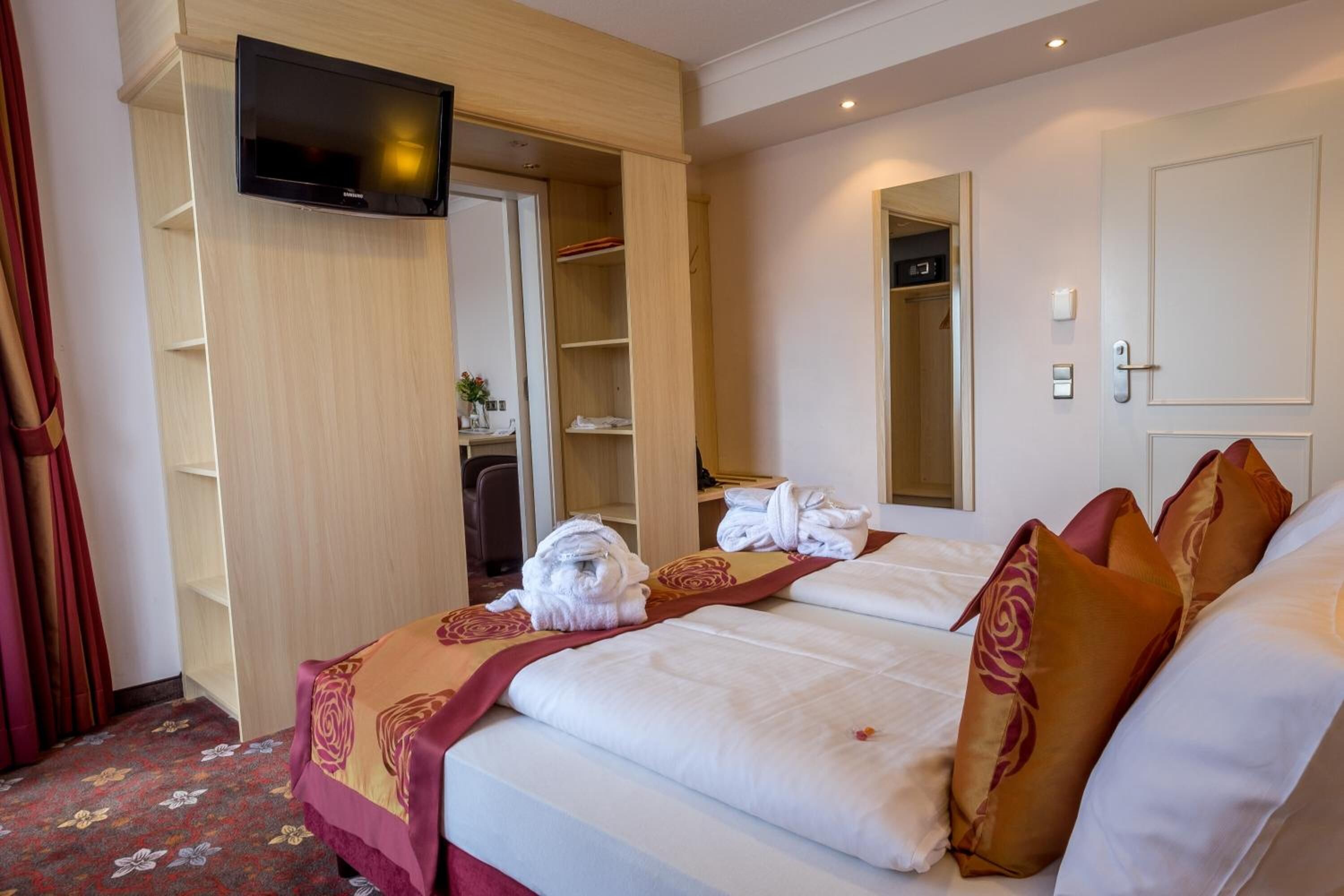 hypo-allergenic bedding, in-room safe, desk, blackout curtains