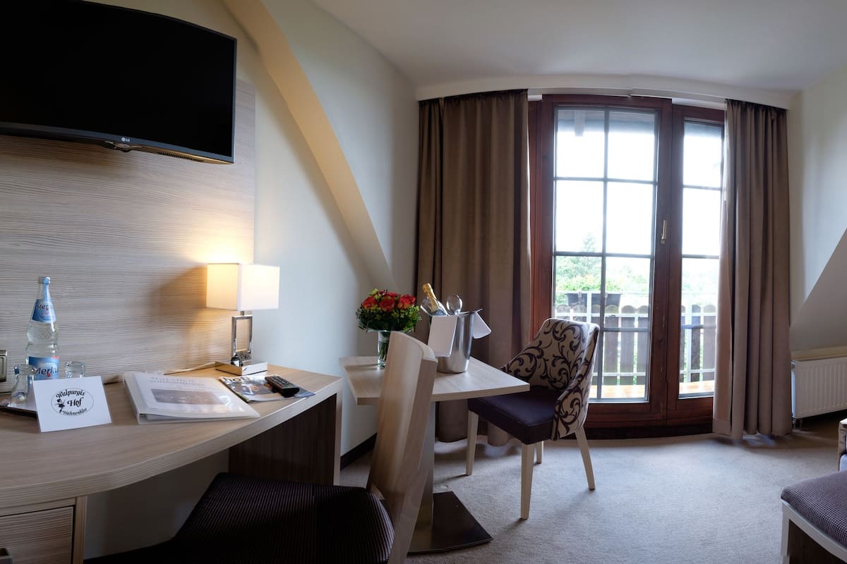 Comfort tweepersoonskamer | Hypoallergeen beddengoed, een kluis op de kamer, een bureau
