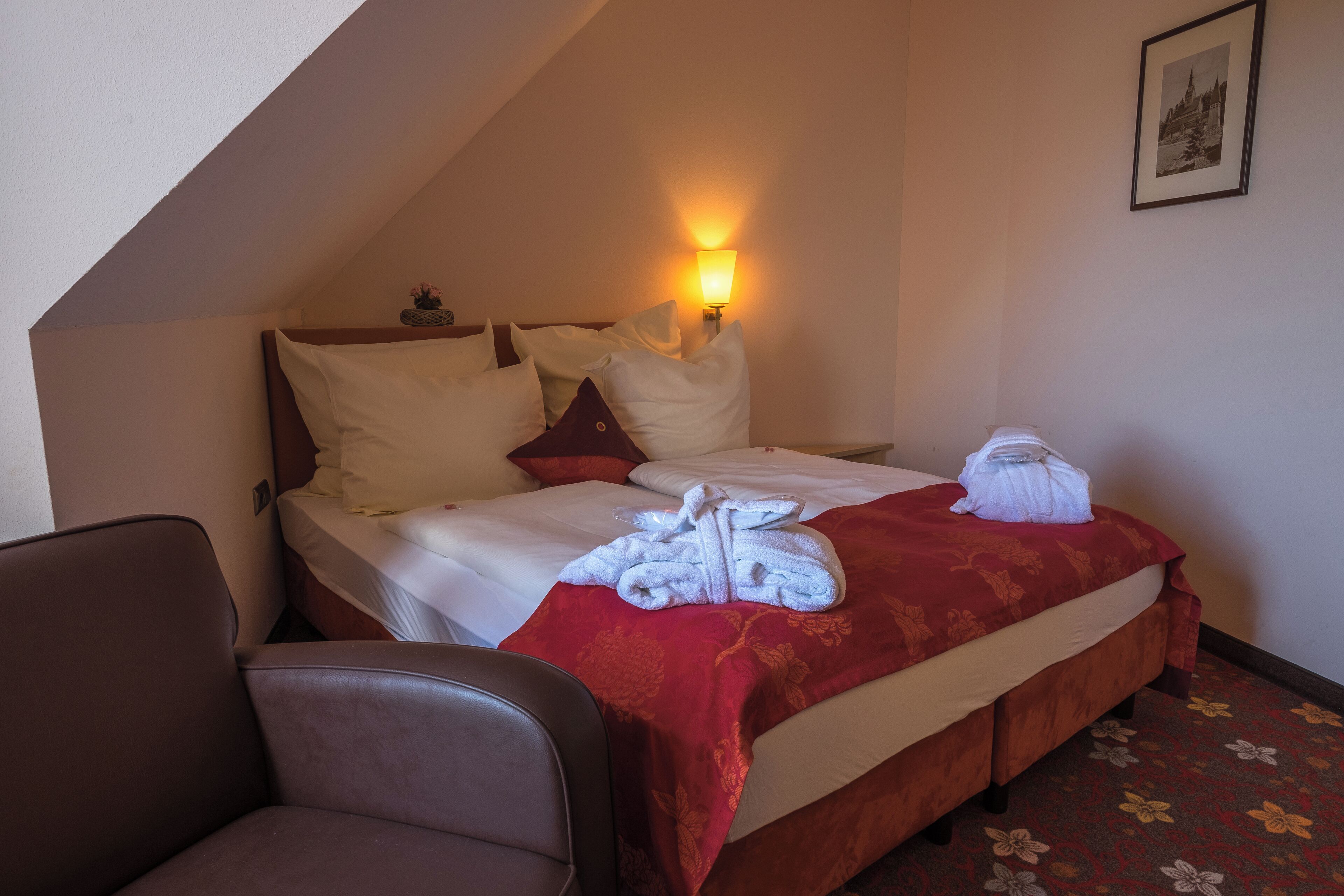 Ropa de cama hipoalergénica y caja de seguridad en la habitación 