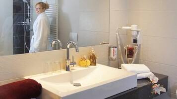 Dusche, Haartrockner, Bademäntel, Handtücher