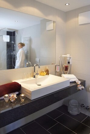 Shower, hair dryer, bathrobes, towels - Hotel Walpurgishof (Goslar)