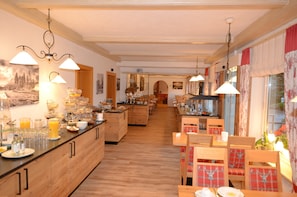 Free daily buffet breakfast