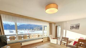 Familienapartment, Balkon, Bergblick | Wohnbereich