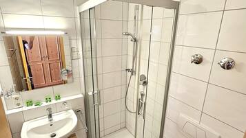 Ducha, secador de pelo, batas, toallas