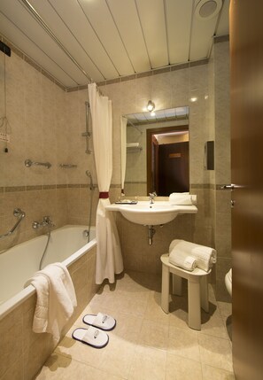 Combined shower/bathtub, free toiletries, hair dryer, towels - Milano Re Hotel (Cinisello Balsamo)