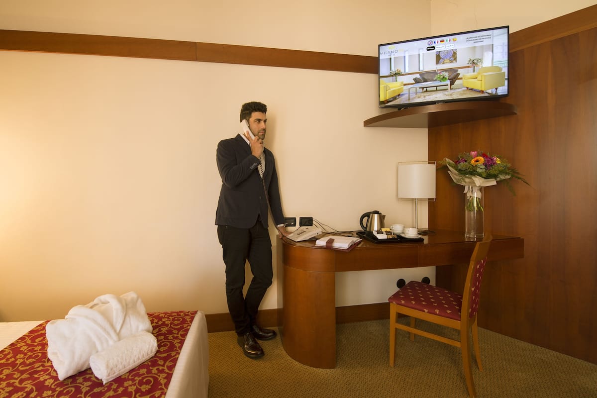 Een minibar, een kluis op de kamer, een bureau, een laptopwerkplek