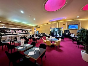 2 restaurants, lunch, dinner served; local and international cuisine