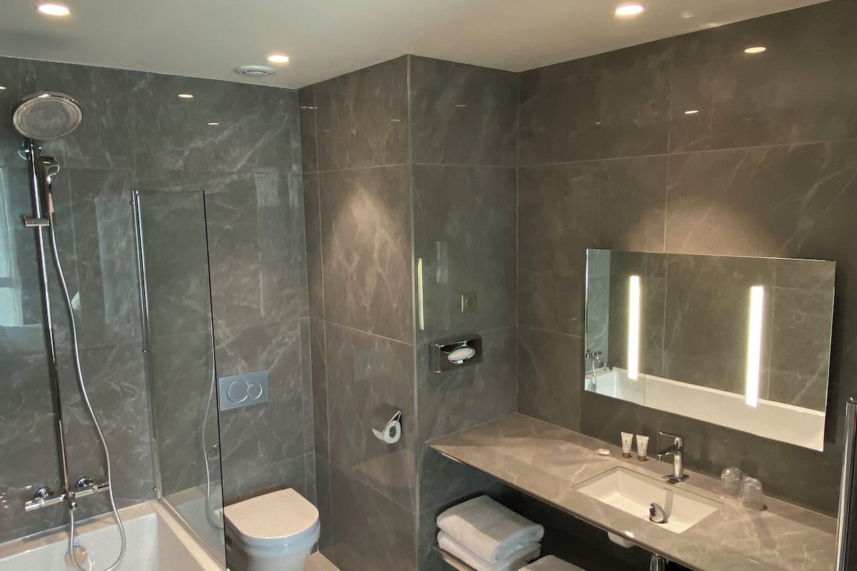 standard double room | bathroom | combined shower/bathtub, free toiletries, hair dryer, slippers