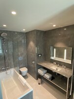 Habitación estándar doble | Baño | Ducha y bañera combinadas y artículos de higiene personal gratuitos