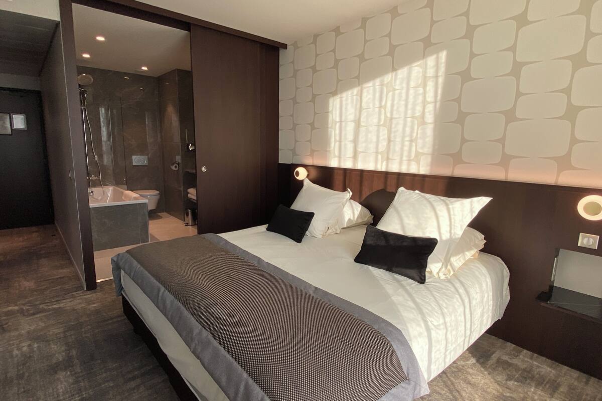 standard double room | premium bedding, in-room safe, desk, soundproofing