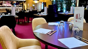 2 restaurants servant le déjeuner et le dîner