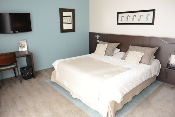 Hochwertige Bettwaren, Zimmersafe, Schreibtisch, schallisolierte Zimmer