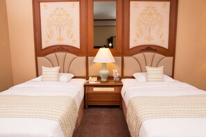 Minibar, escritorio, cortinas blackout y camas extra