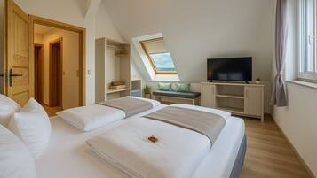 Comfort Apartment | In-room safe, desk, laptop workspace, blackout drapes