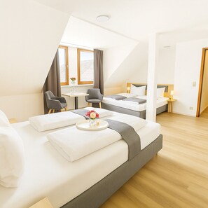 In-room safe, desk, laptop workspace, blackout curtains - Hotel Daucher (Nuremberg)