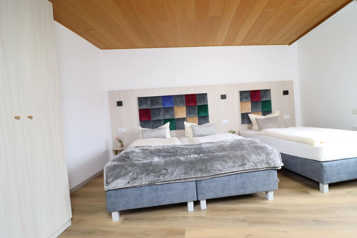 Habitación triple estándar | 2 habitaciones, caja de seguridad en la habitación y escritorio