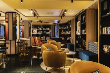 Coin salon dans le hall
