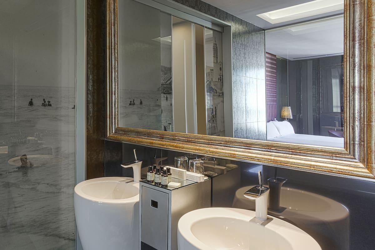 privilege room | bathroom | free toiletries, hair dryer, towels, soap