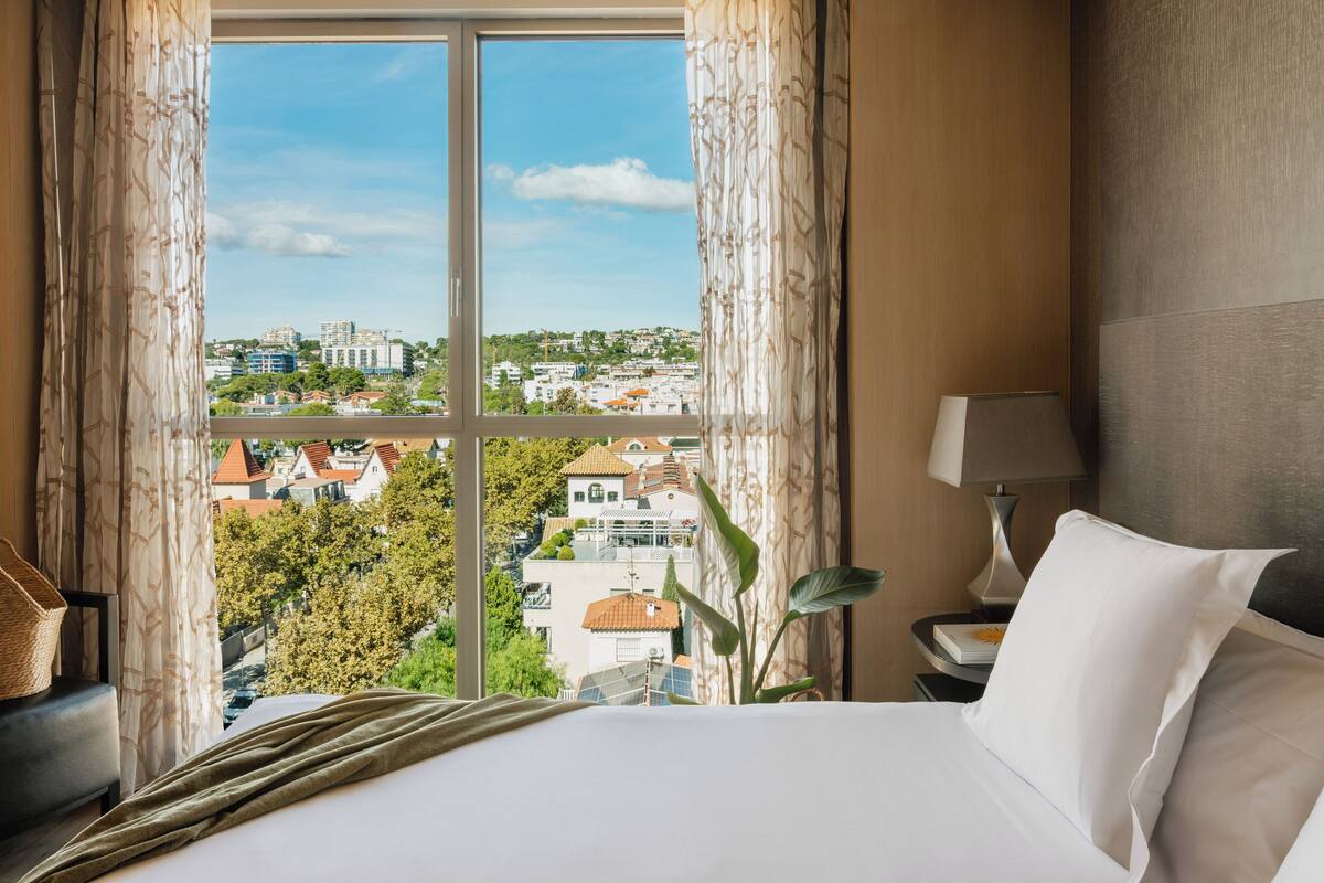 Minibar, wifi gratis y ropa de cama