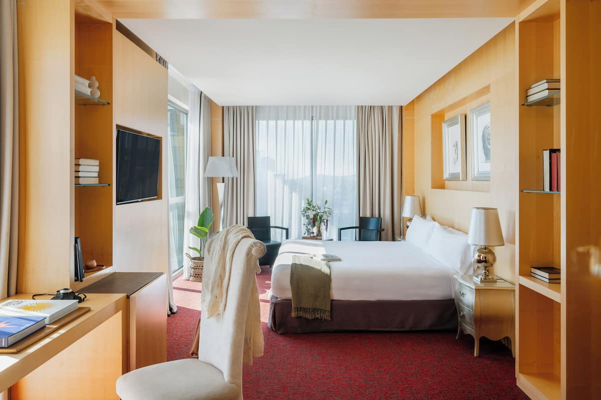 Minibar, accès au Wi-Fi (inclus), literie fournie