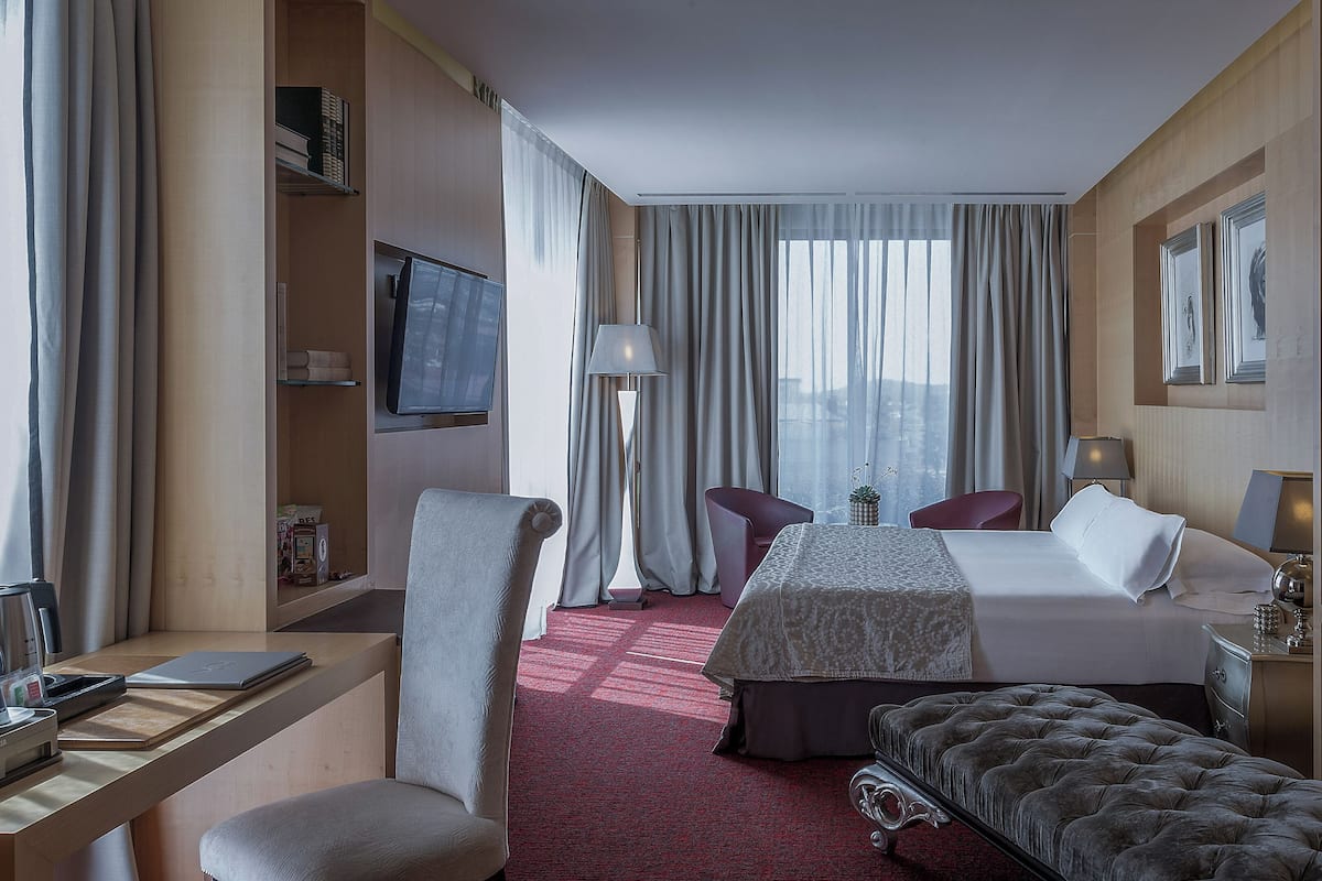 Een minibar, gratis wifi, beddengoed