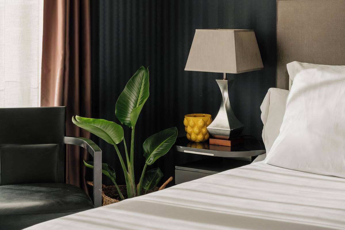 Minibar, wifi gratis y ropa de cama