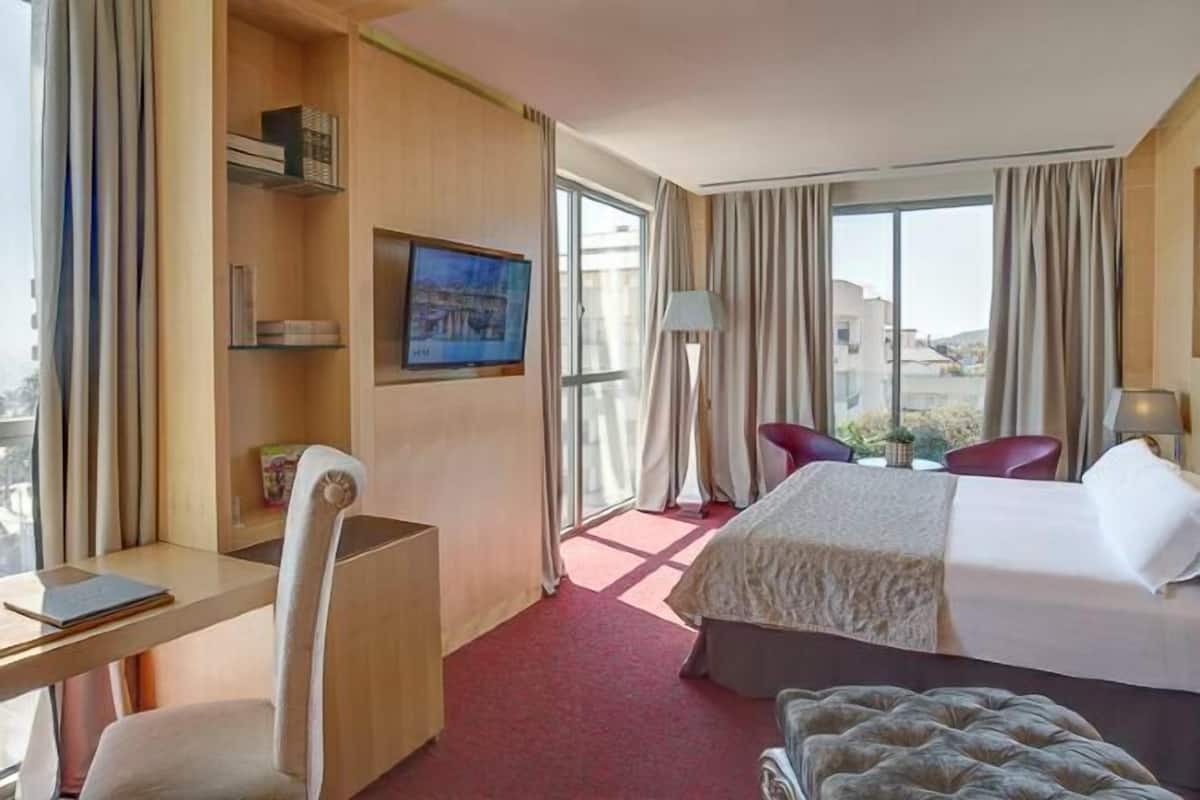 Minibar, värdeförvaringsskåp på rummet och skrivbord